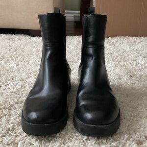 Old Navy Faux-Leather Chelsea Boots Black - size 9